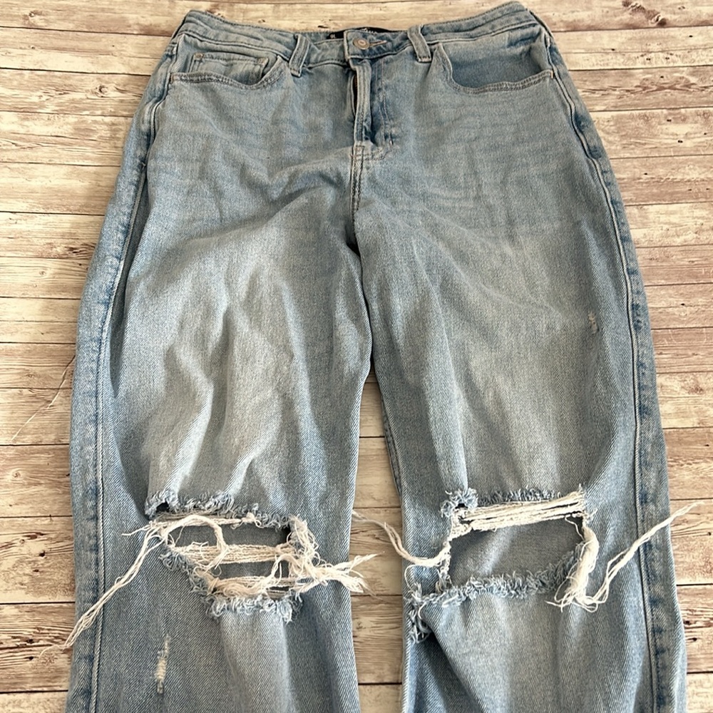 Hollister Ultra High Rise Vintage Straight Distressed Light Wash Jeans - Picture 5 of 13